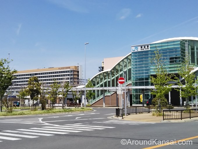 JR岸辺駅、向こうに見えているのは吹田市民病院