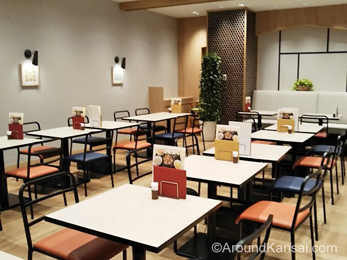 キッチンKENTOの店内。明るくカジュアルな雰囲気です
