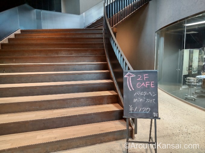階段から2Fへ上がるとバームカフェです