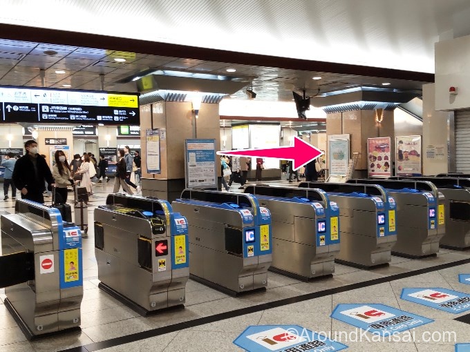 JR大阪駅 中央口の改札を出ます