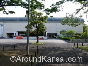 堺市博物館の入口は右側です