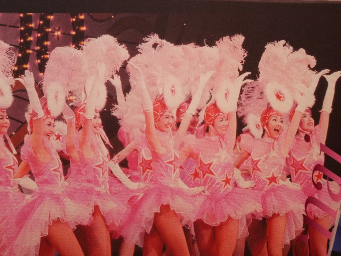 2002年 星組公演『LUCKY STAR』第88期生 初舞台 ラインダンス（右から2人目）