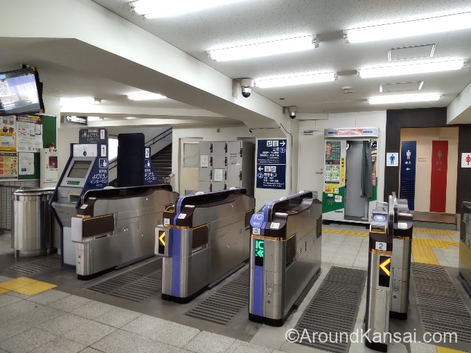 宝塚南口駅のコインロッカーは改札内にあります