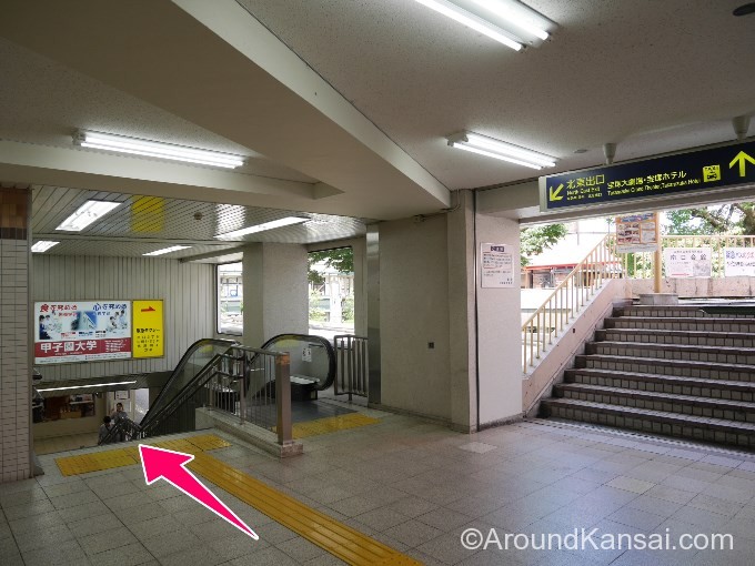 宝塚南口の改札を出たら階段をおります