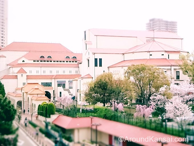 桜が咲いている宝塚大劇場の外観