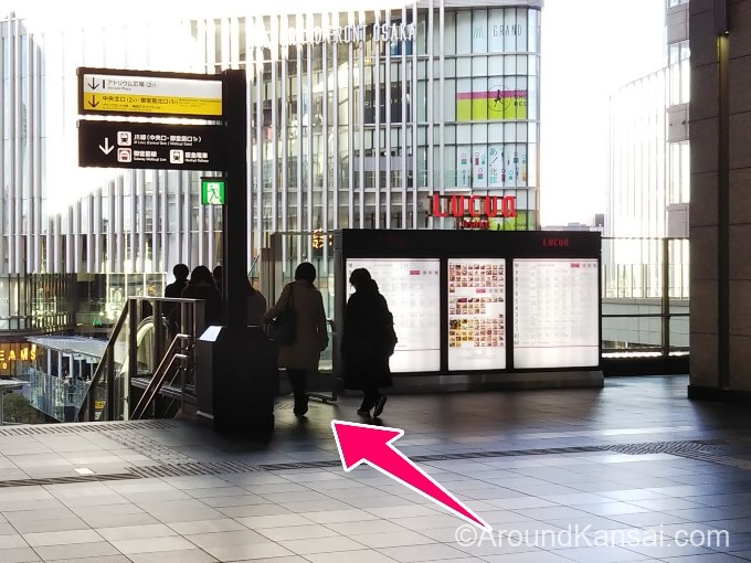 ルクアイーレの横にあるエスカレーターで2Fへ下ります