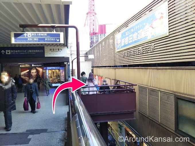 阪急 梅田大阪駅に入る手前の階段を下ります