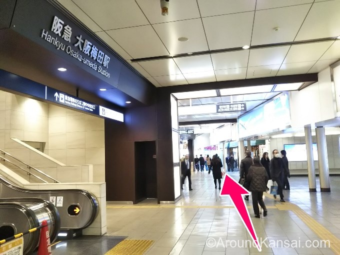 阪急・大阪梅田駅の改札へ行くエスカレーターもあります