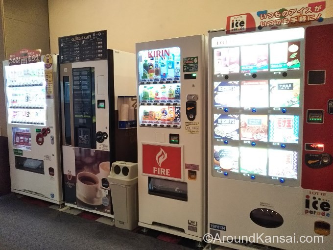 梅田芸術劇場の売店では何が買える ロビーにある物販 売店 自販機 をチェックしました アラウンド関西